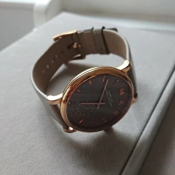 Marc by Marc Jacobs baker rose grey leather watch - Picture 3 of 12
